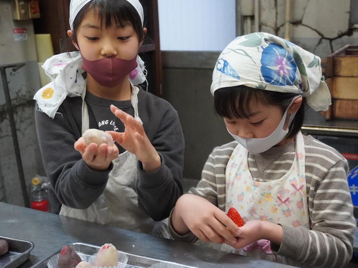 「いちご大福」と桜の練り切りづくりツアー